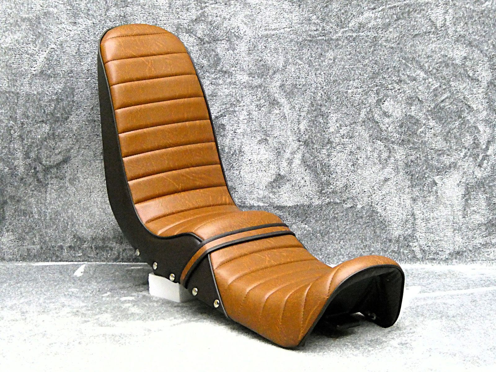 CBX400F 鋲打ち 茶ツートン 40cm　三段シート/補強入 CBX550F CBX400F 鋲打ち 茶ツートン 40cm 三段シート/補強入 CBX550Fの通販 by