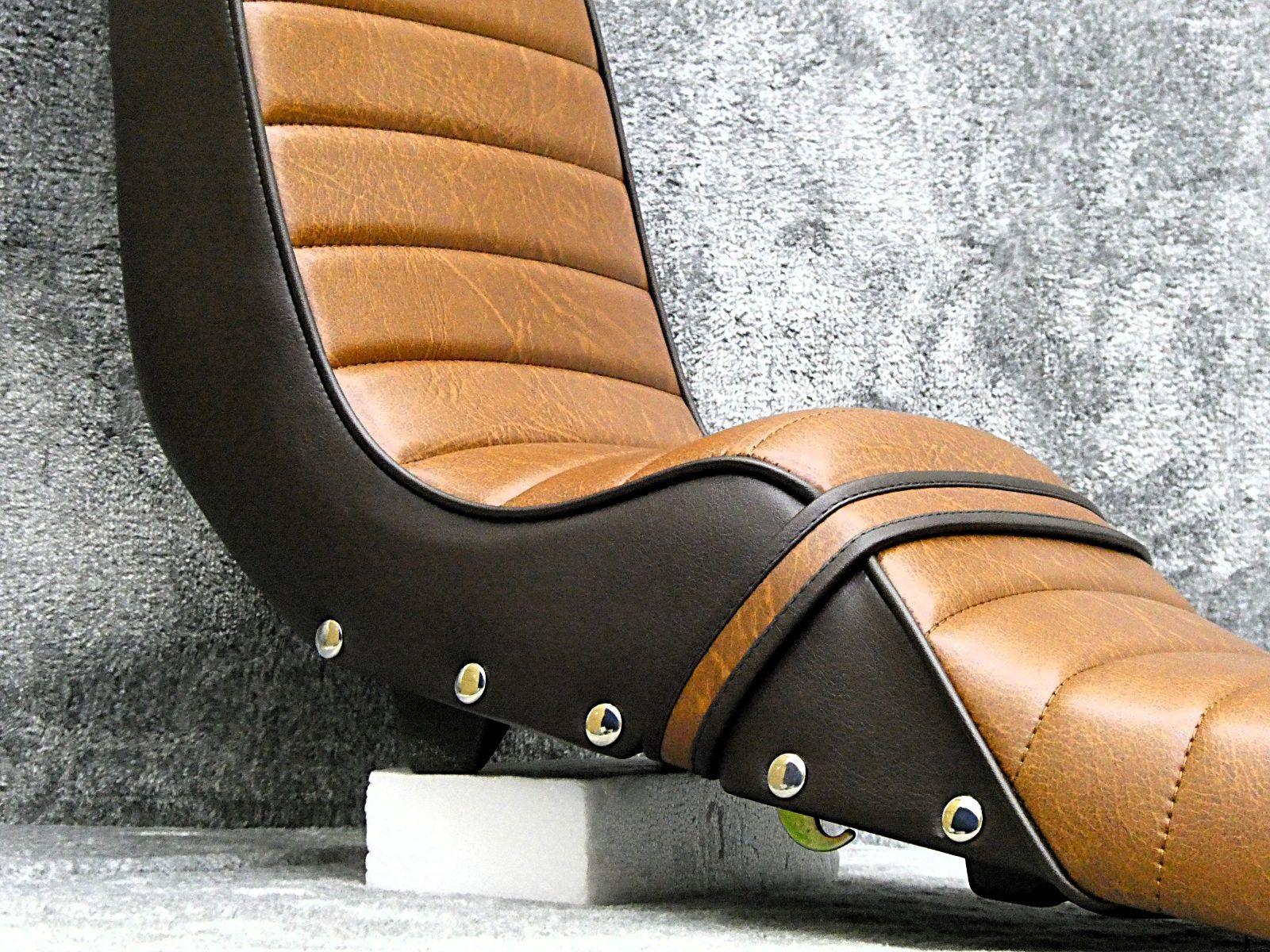 CBR400F 鋲打ち 茶ツートン40cm 三段シート /完成品BROWNブラウンNC17