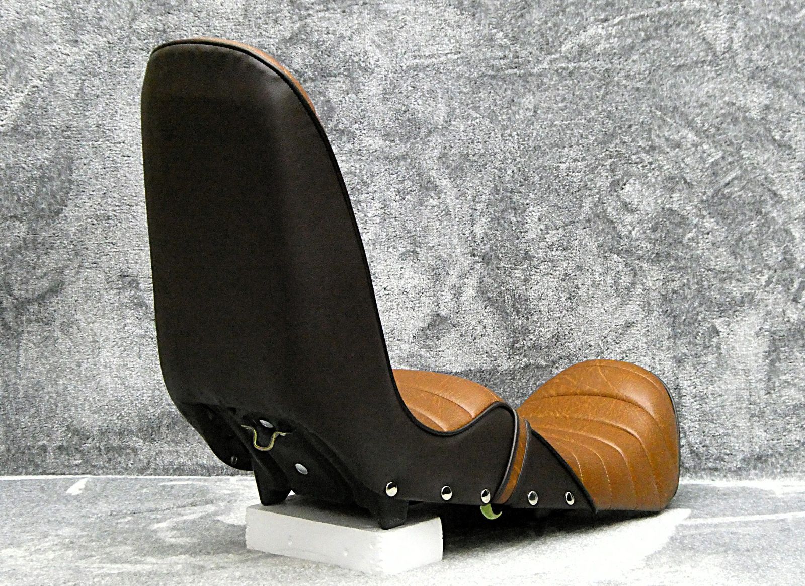 CBR400F 鋲打ち 茶ツートン40cm 三段シート /完成品BROWNブラウンNC17