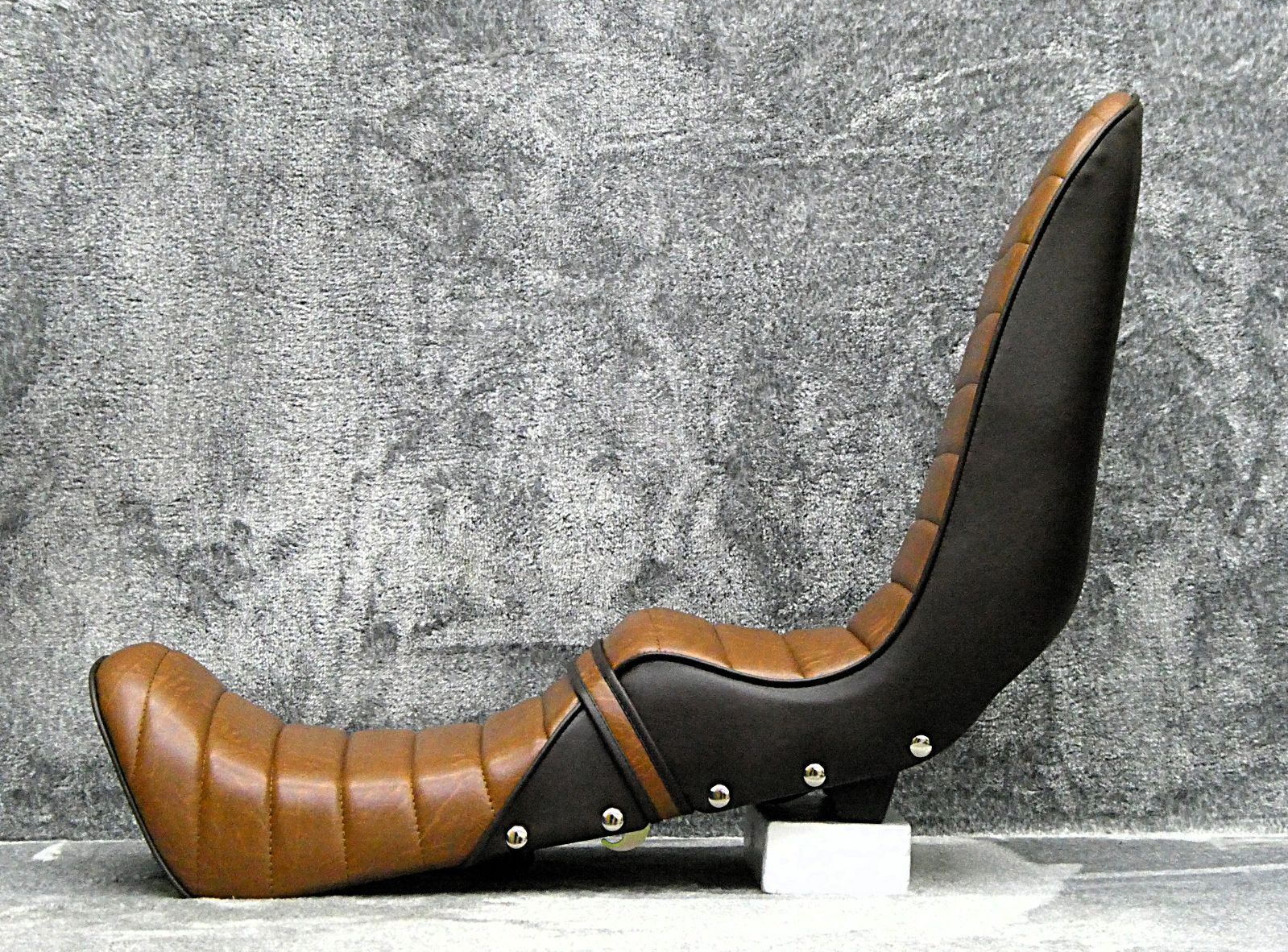 CBR400F 鋲打ち 茶ツートン40cm 三段シート /完成品BROWNブラウンNC17