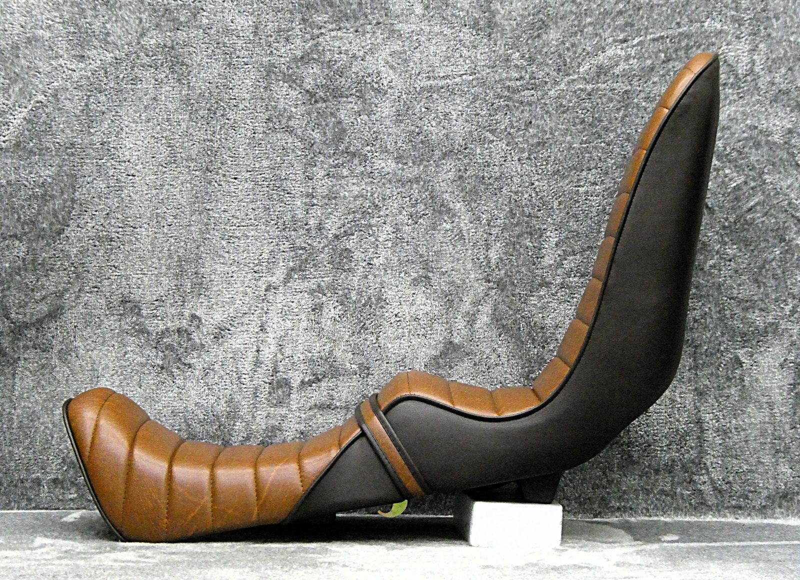 CBR400F 茶ツートン タックロールシート / あんこ抜き 完成品 CBR400F 茶ツートン タックロールシート / あんこ抜き 完成品