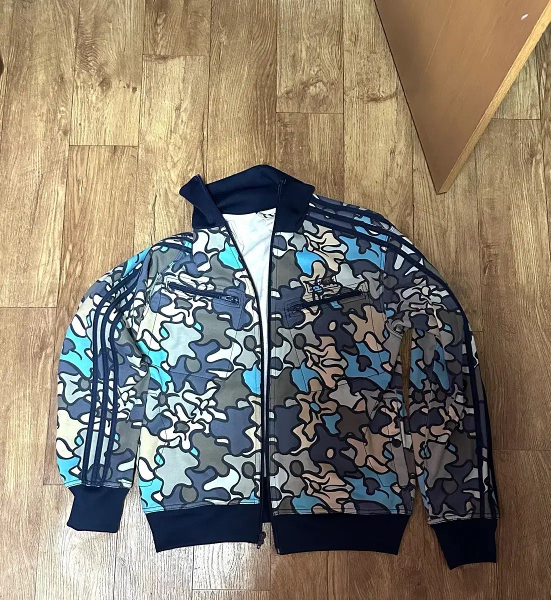 物 アディダス カモフラージュ パータン ジップアップ