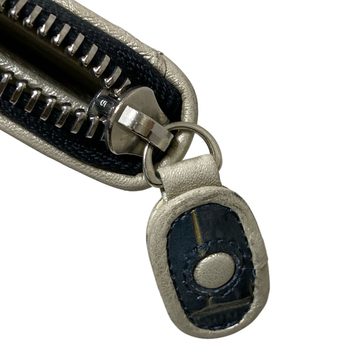 ダークグレー×白 型押し加工