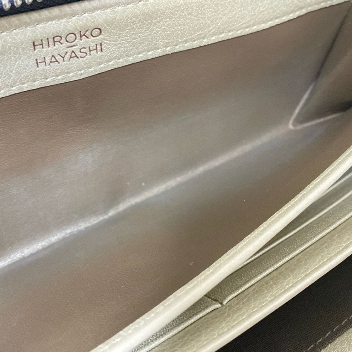  HIROKO HAYASHI ヒロコハヤシ 長財布 - ダークグレー×白 型押し加工 L字ファスナー レザー その他 小物