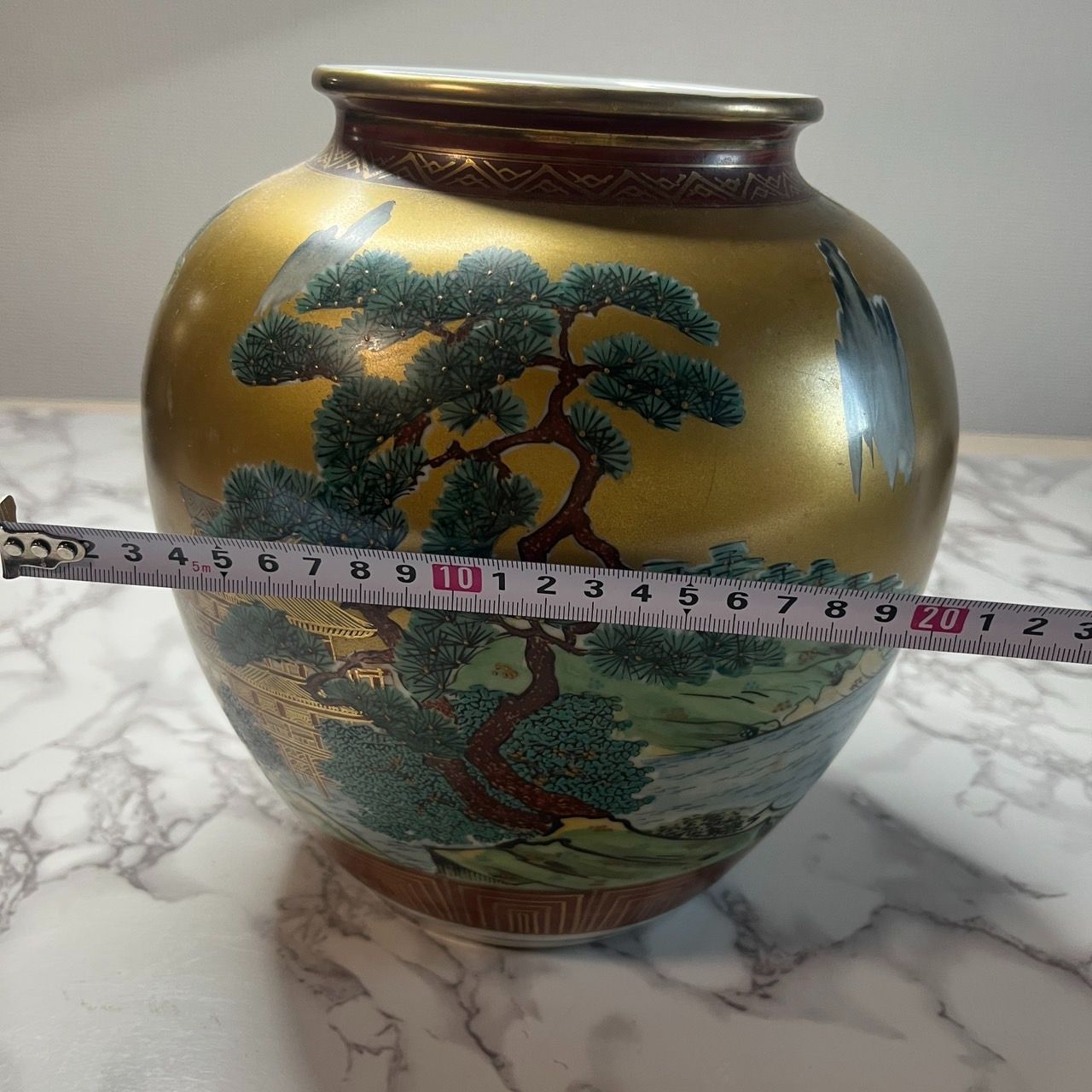 良品】九谷焼 金彩松山水文 大型花瓶 在銘 飾り壺 花器 置物 - メルカリ