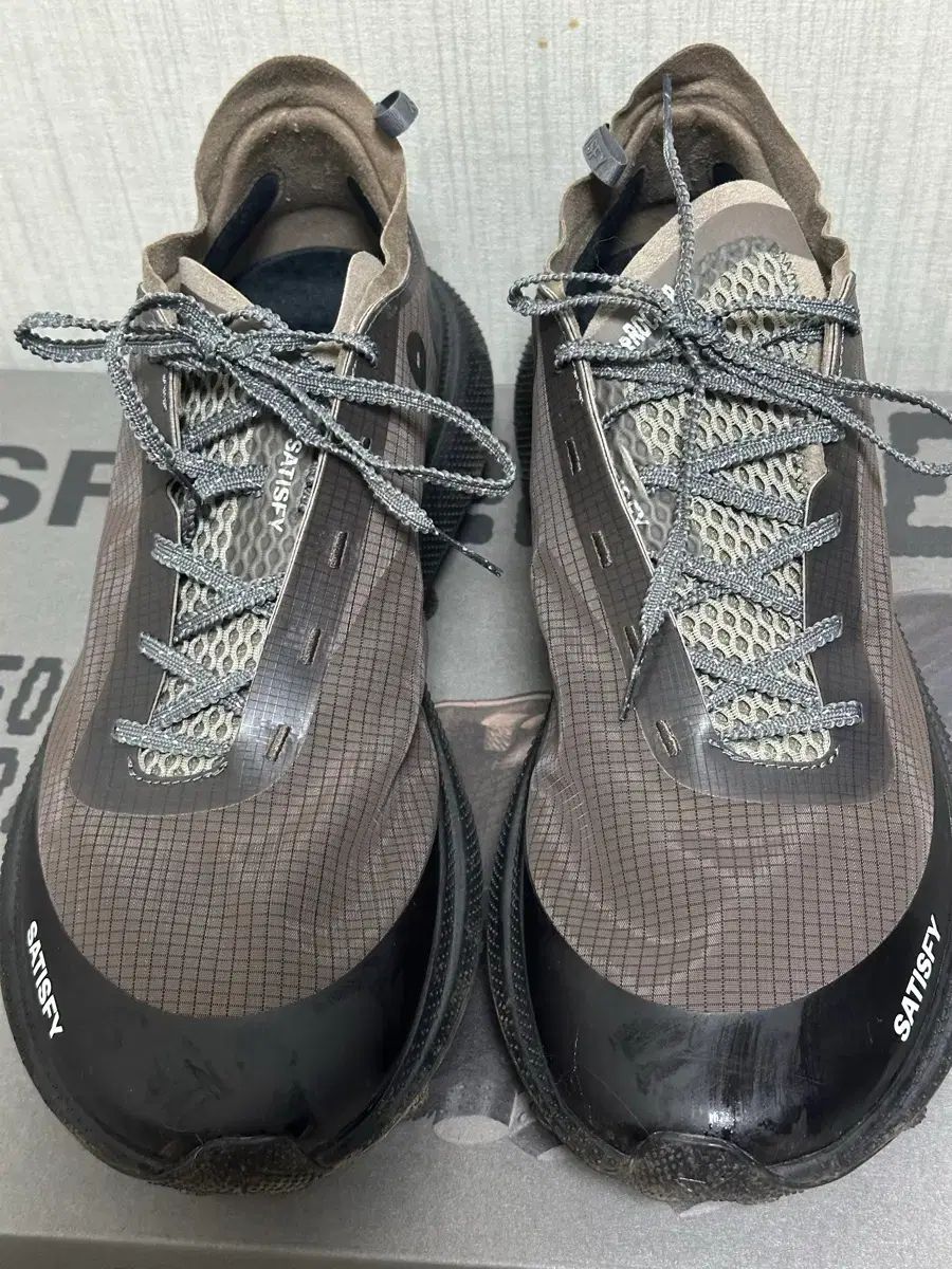 SATISFY ランニングシューズ ブラウン スニーカー