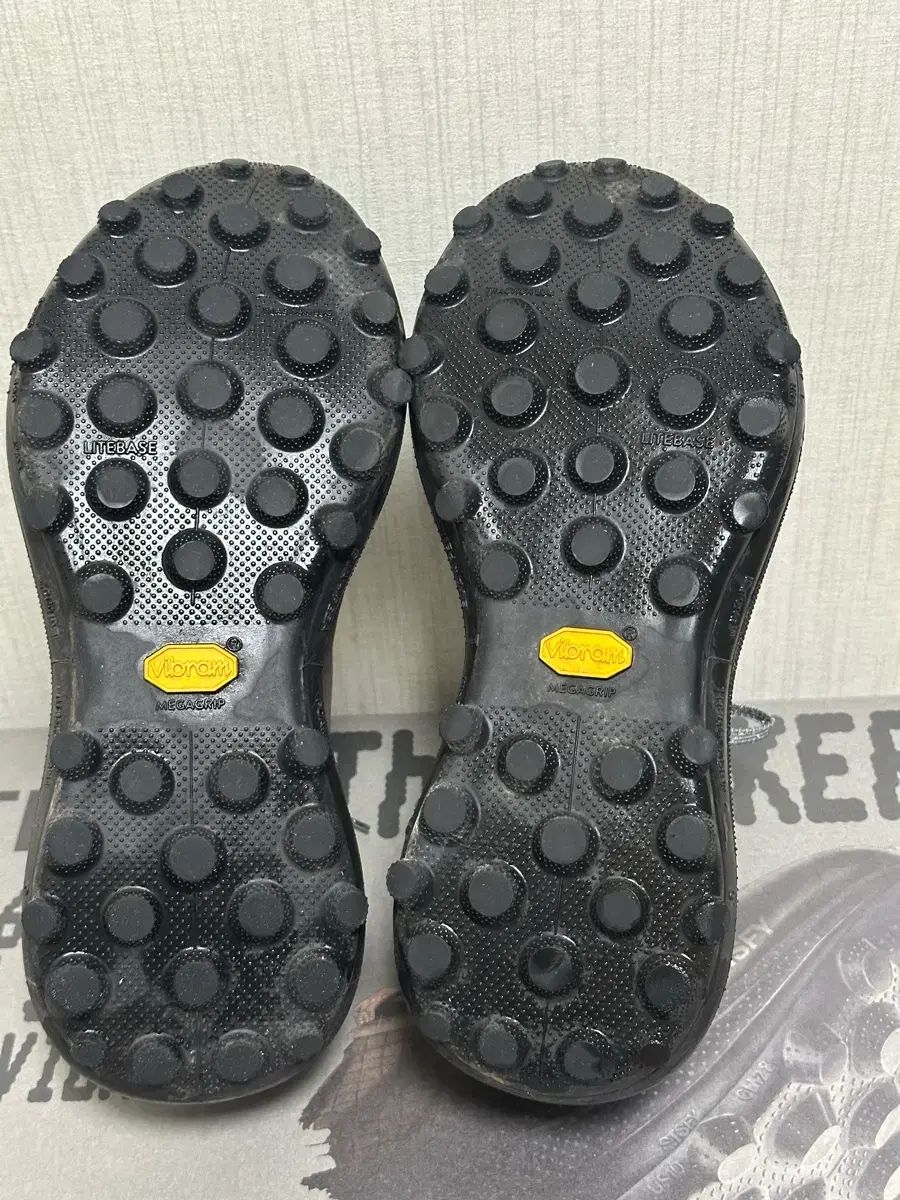 ランニングシューズ ブラウン