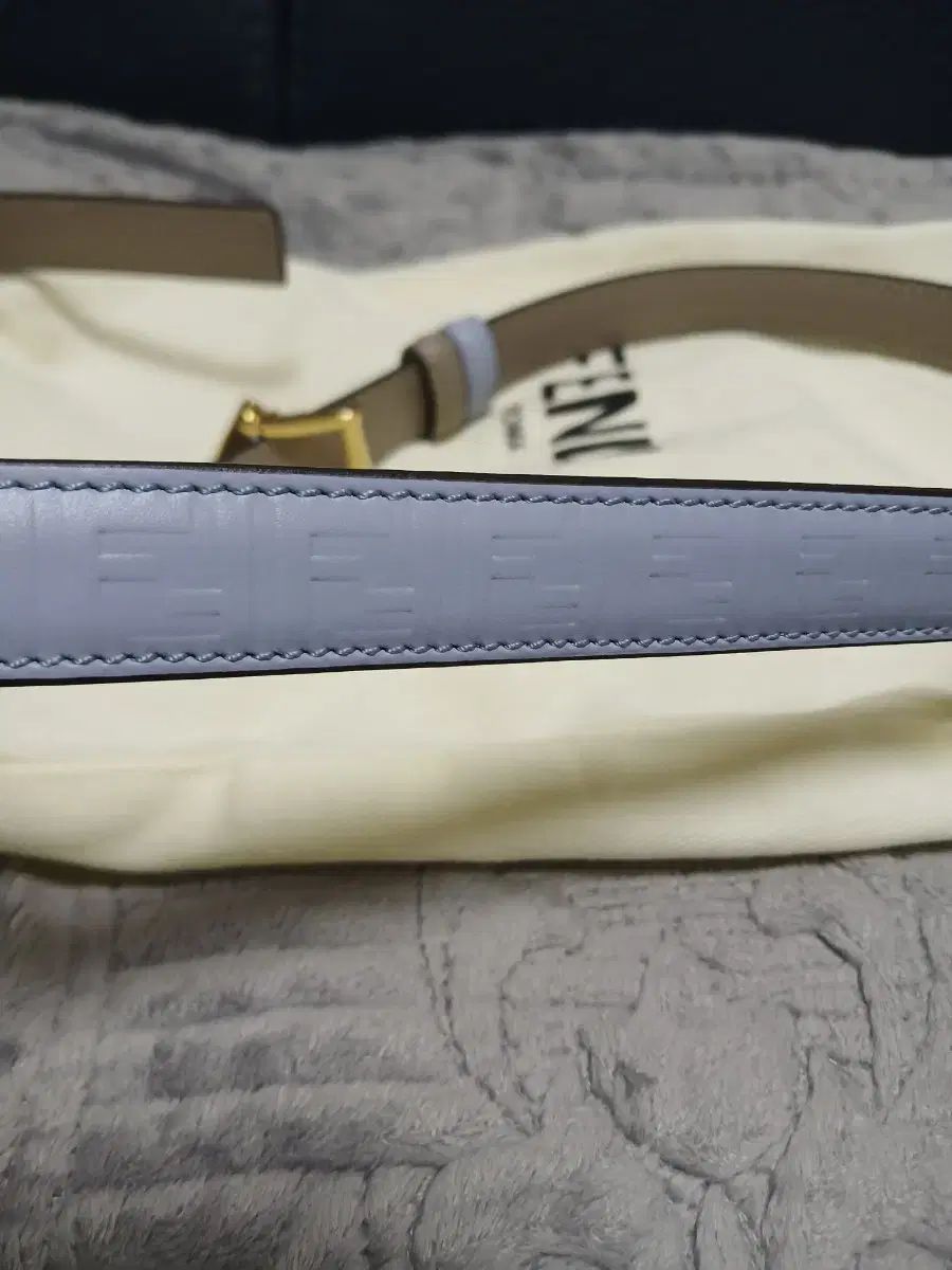 フェンディ リバーシブル FF ロゴ ライトブルー ベルト