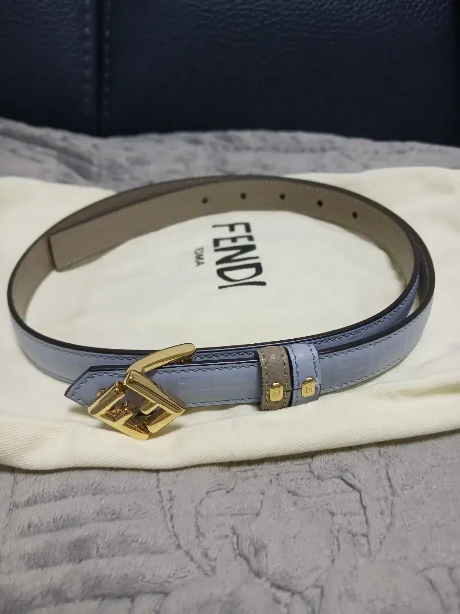 フェンディ リバーシブル FF ロゴ ライトブルー ベルト