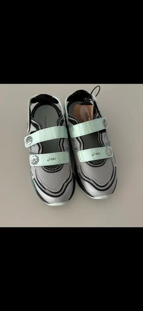 アシックス x セシリーバンセン メリージェーン ミュール