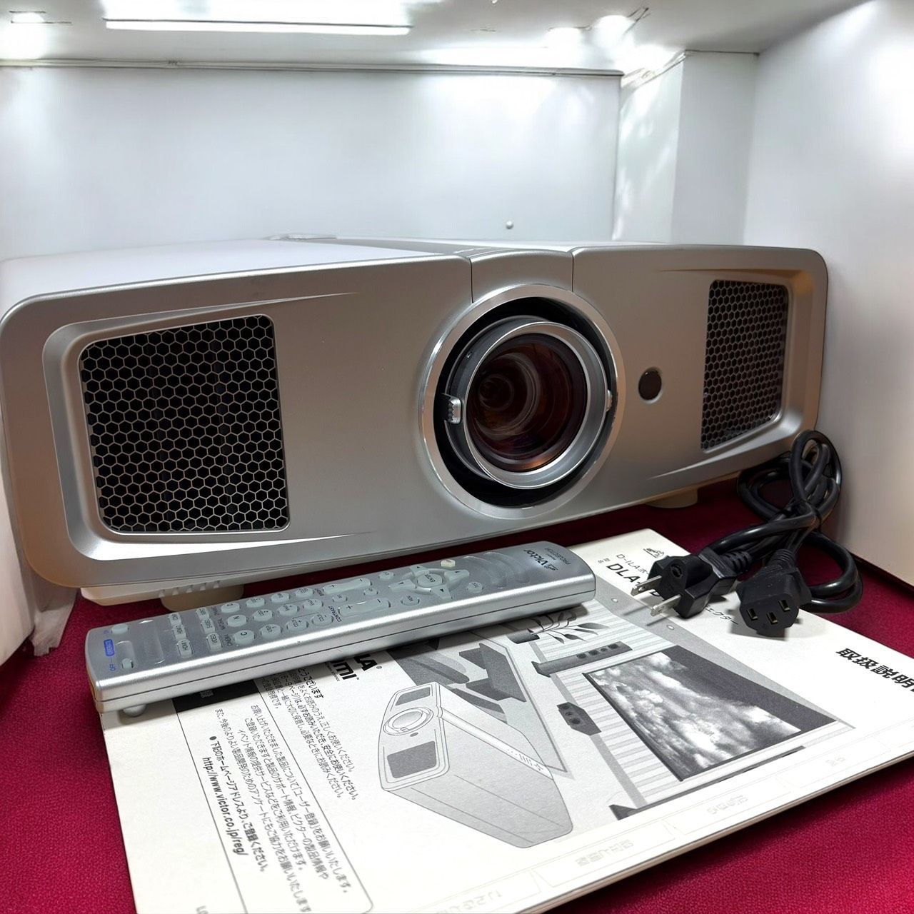 Victor ビクター JVC DLA HD 1 W ホワイト D ILAホームシアタープロジェクター フルハイビジョン 700 lm 定価 798 000円