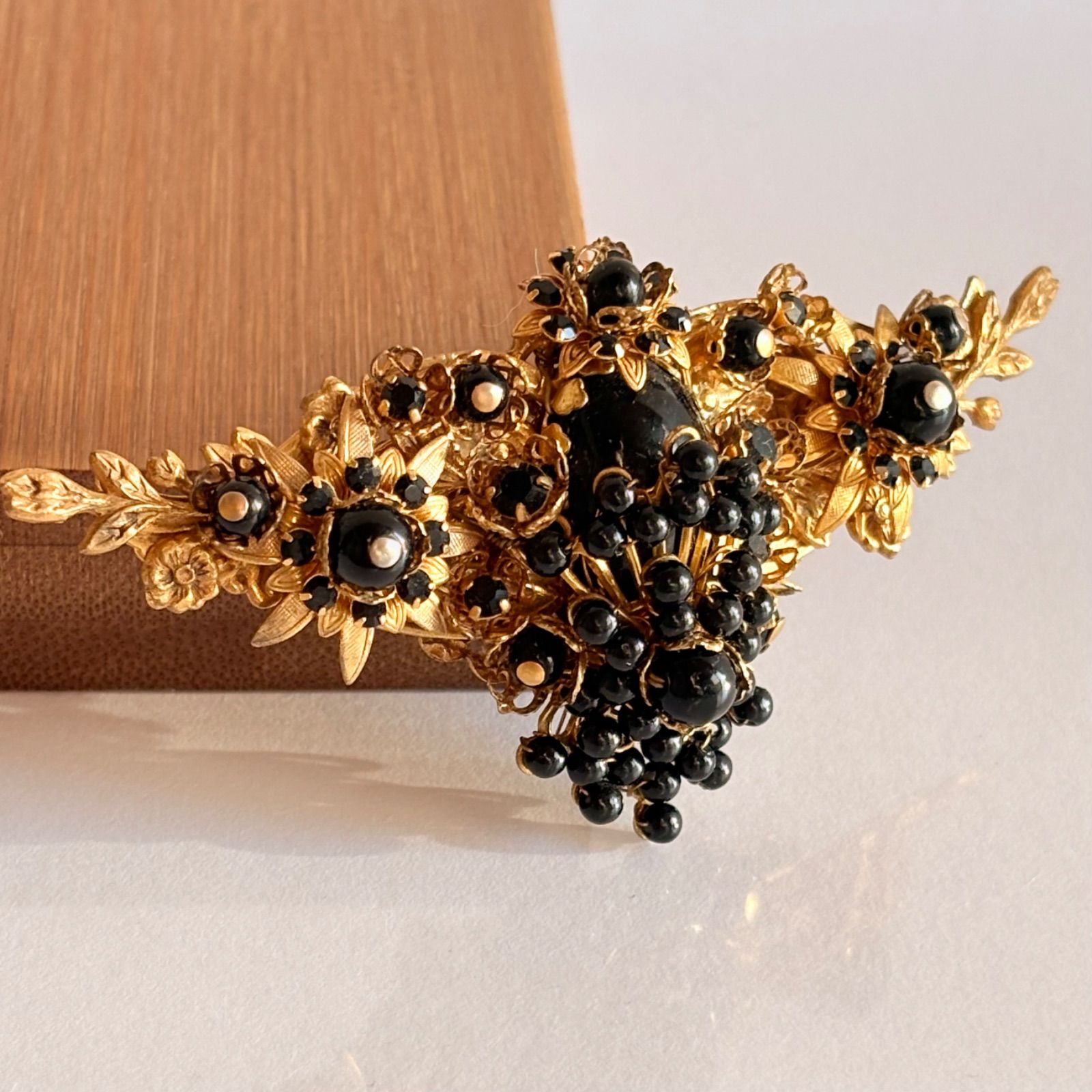 1950 s〜60 sヴィンテージ ブラックビーズ×ゴールドトーン ブローチ