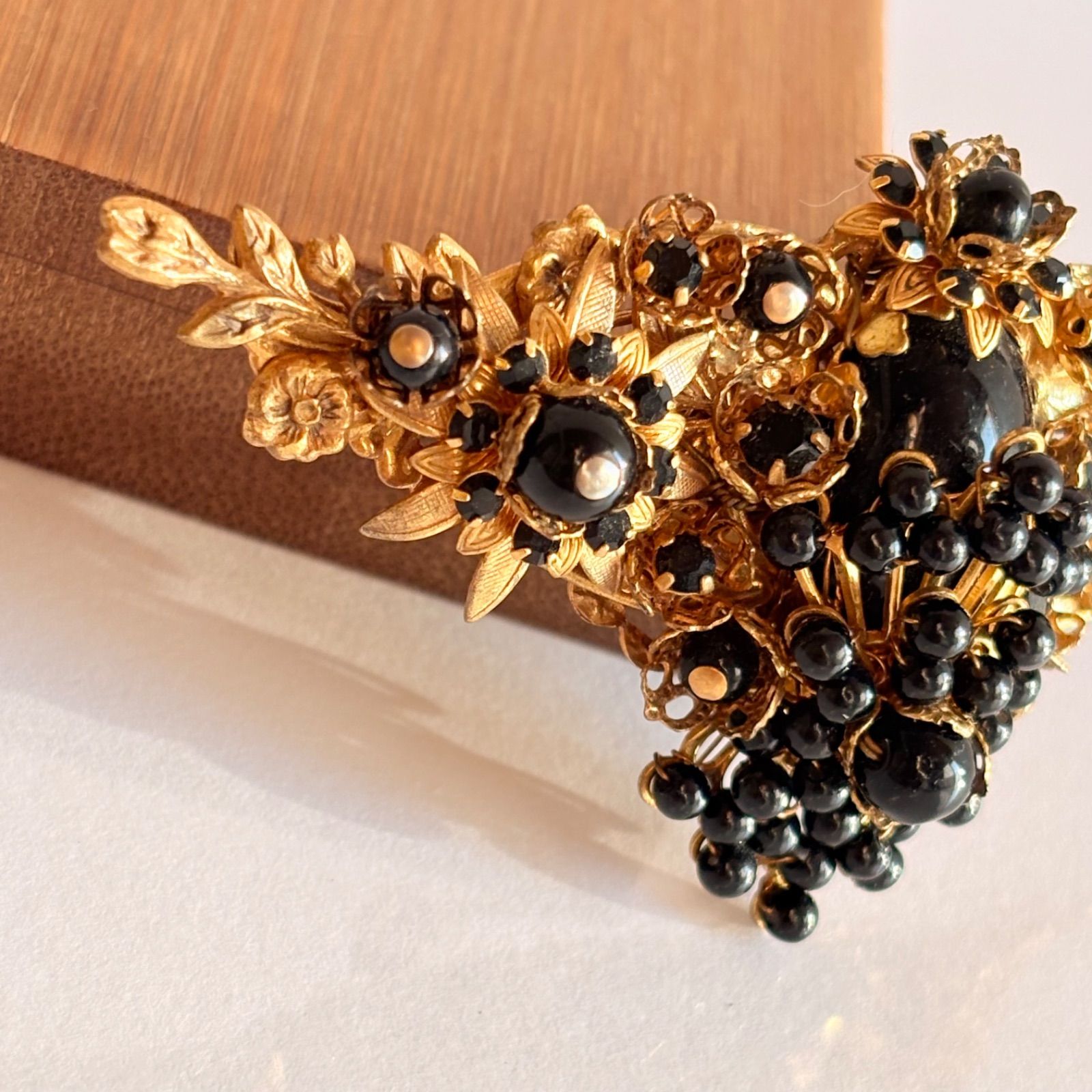  1950 s〜60 sヴィンテージ ブラックビーズ×ゴールドトーン ブローチ ブローチ コサージュ アクセサリー