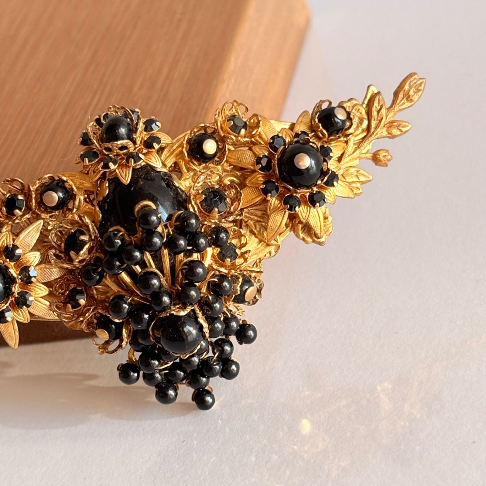 1950 s〜60 sヴィンテージ ブラックビーズ×ゴールドトーン ブローチ