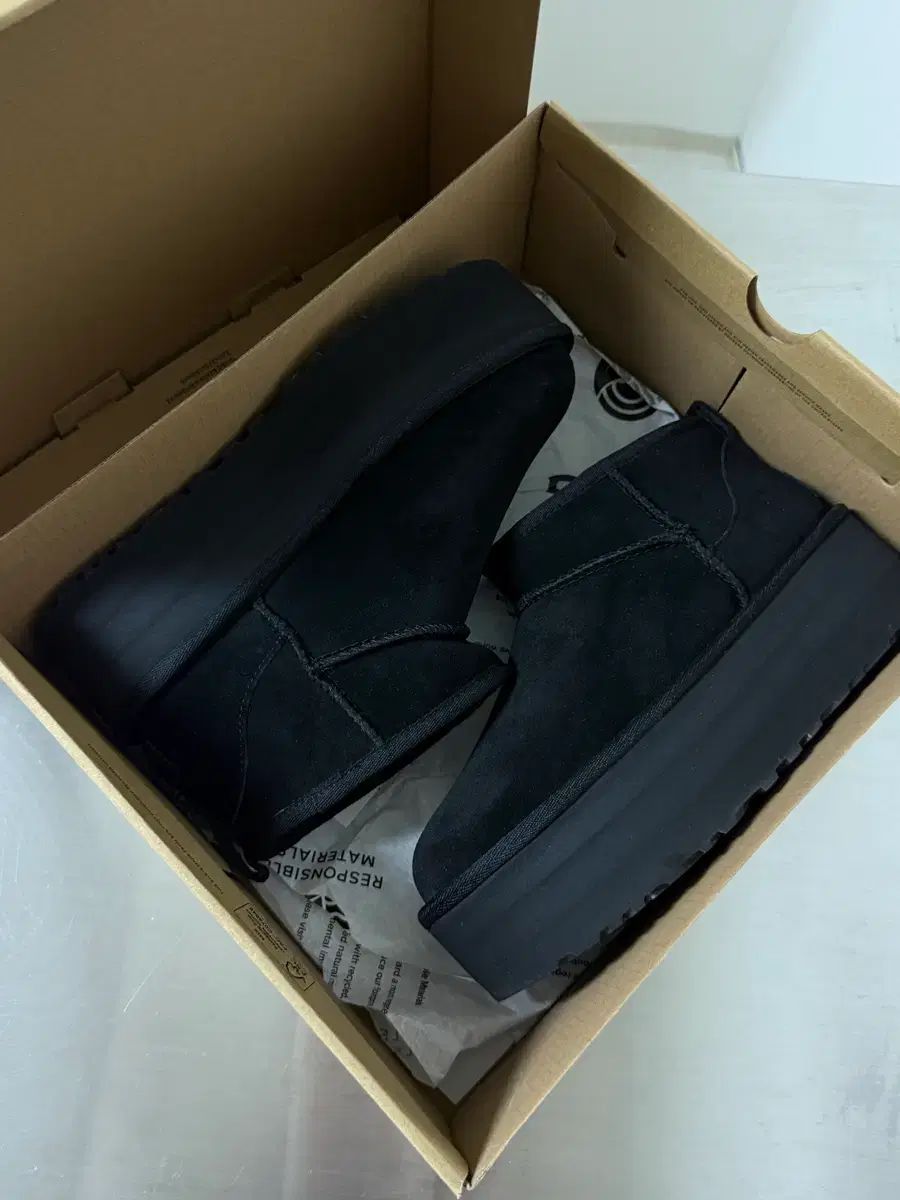 UGG クラシック ウルトラ ミニ フラットフォーム ブーツ ブラック