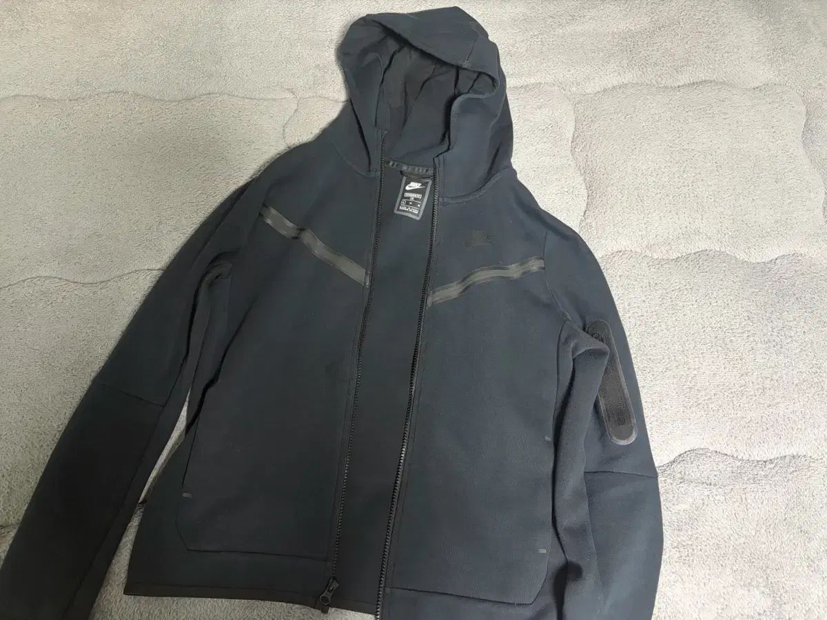 ナイキ テック ジップアップ ウィンドブレーカー