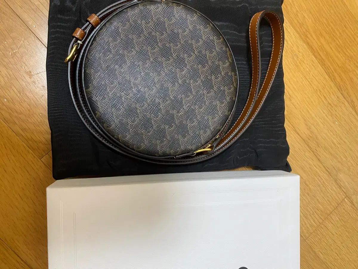 セリーヌ トリオンフ パウンド パール タンバリンバッグ