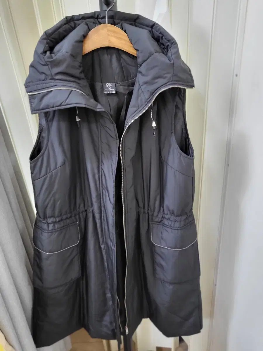 AMERICAN EAGLE ブラック フード ダウン ベスト