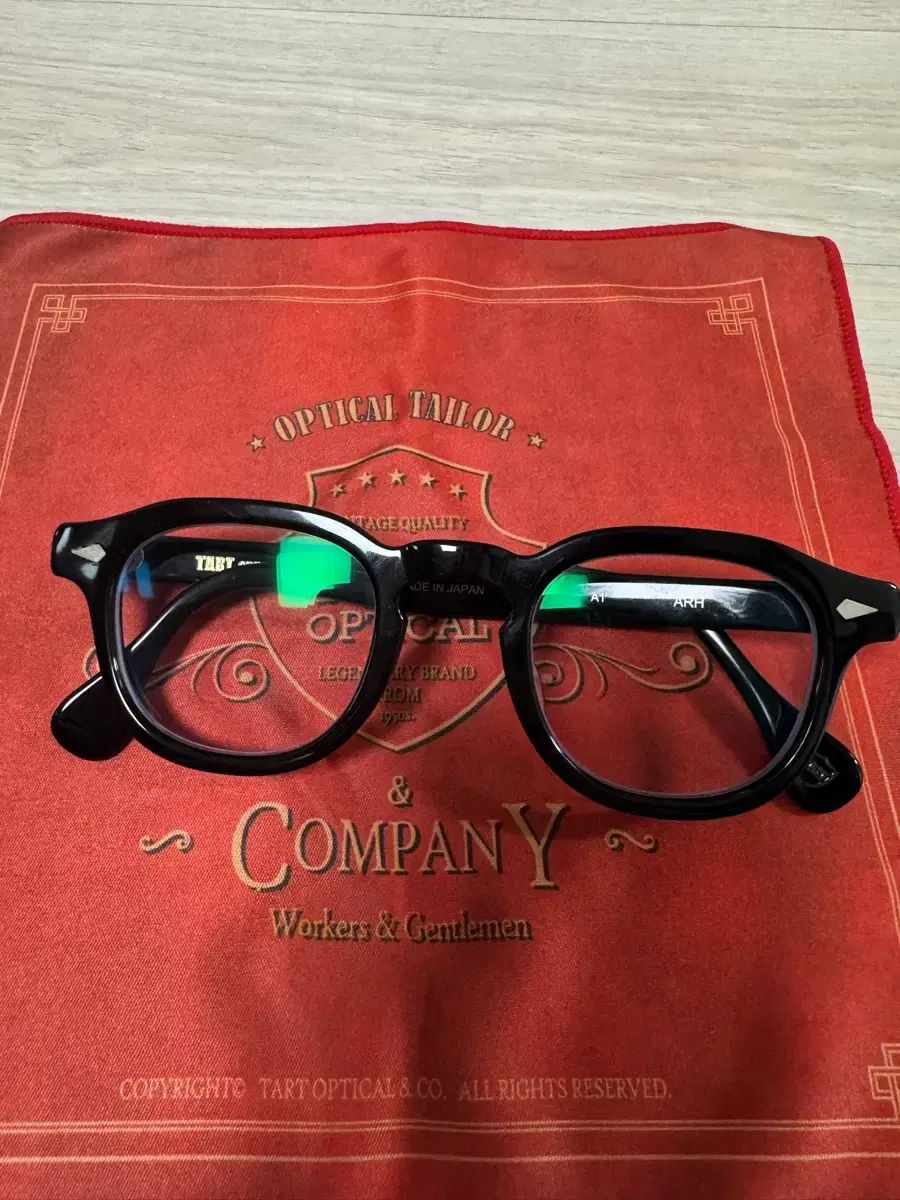 TART OPTICAL ARNEL ヘリテイジ 46 mm ブラック