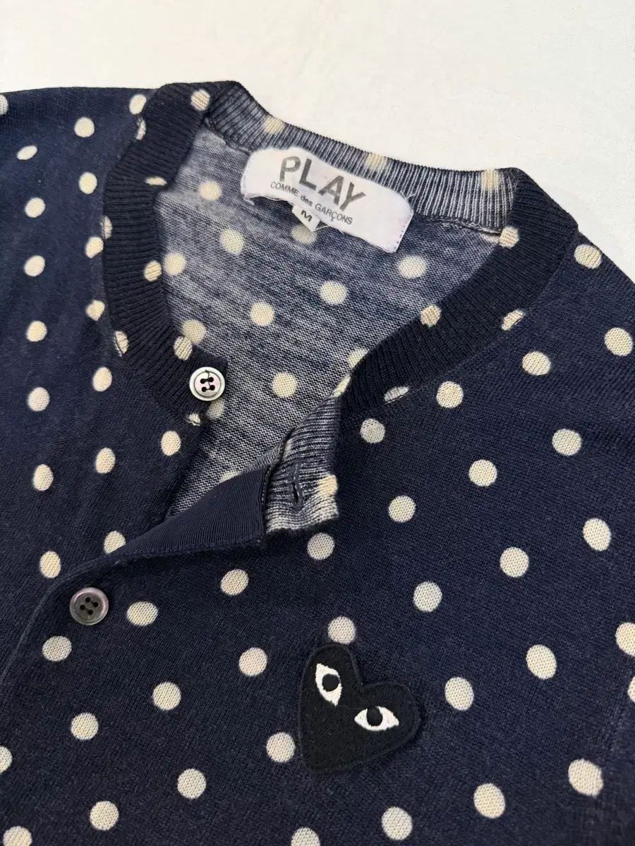 コム デ ギャルソン PLAY ポール ドット柄 ウール カーディガン ディープネイビー