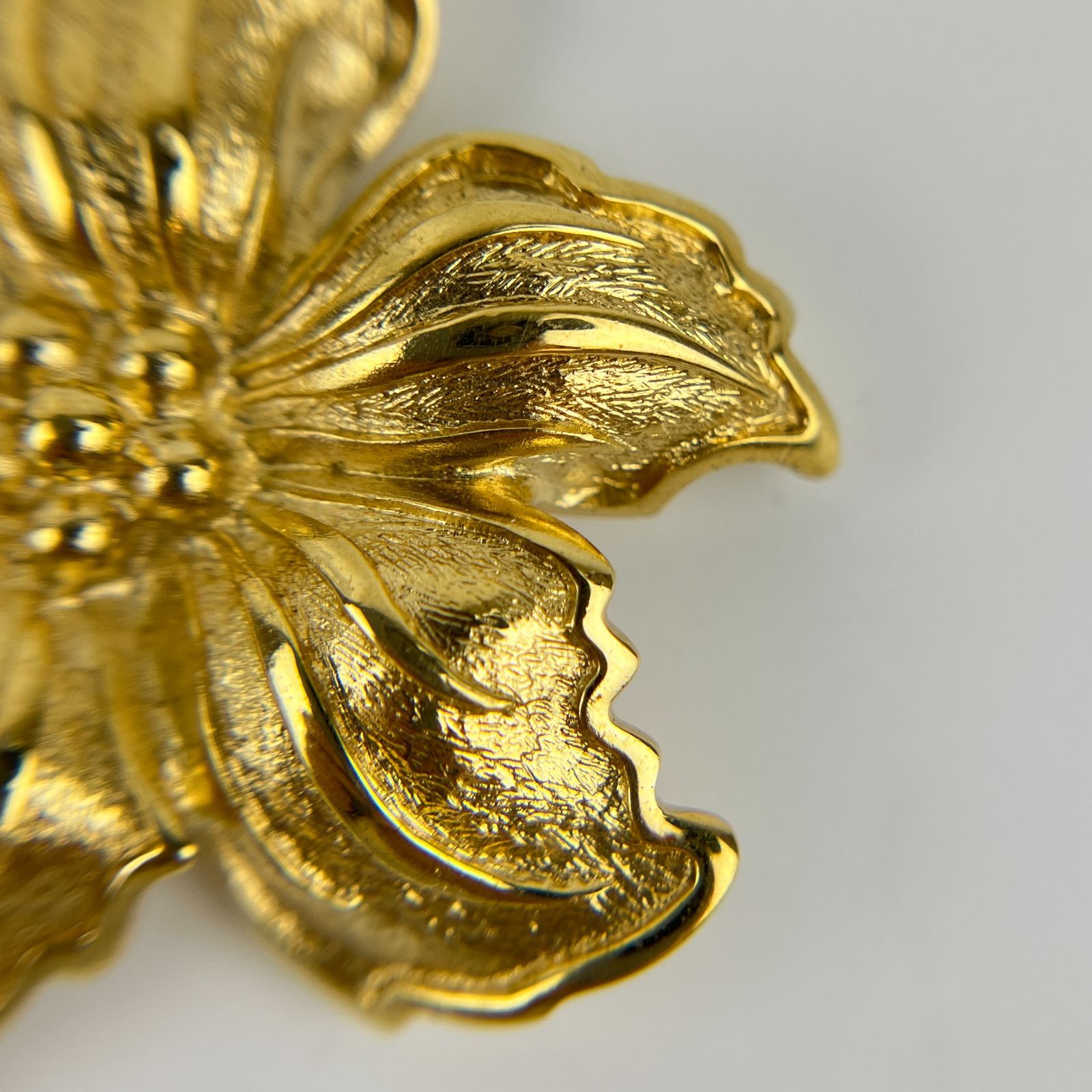 Christian Dior クリスチャンディゴールド　ブローチ　ビンテージ Christian Dior ディオール ブローチヴィンテージ ゴールド