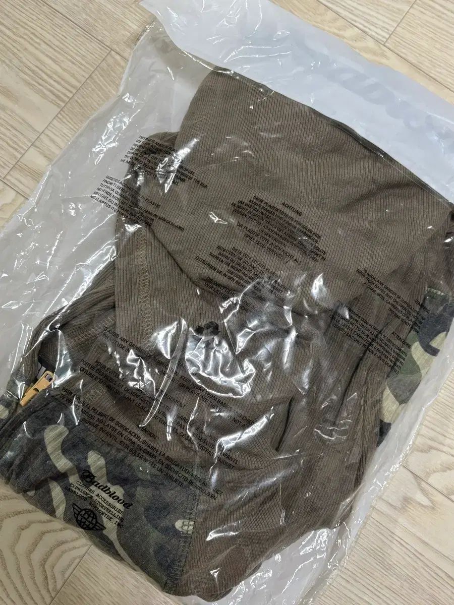  BADBLOOD カモフラ WHO フードジップアップ M パーカー トップス