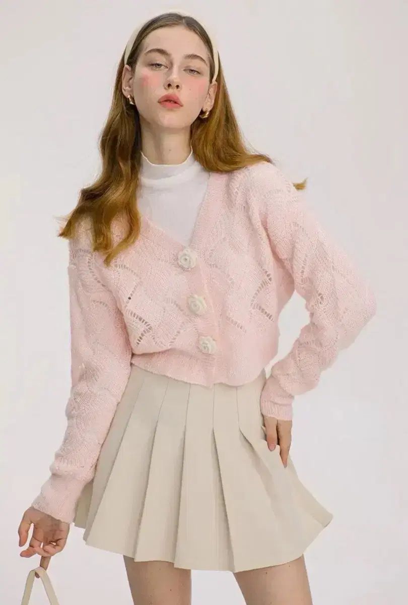 シンスゼン城海はピンクカーディガン