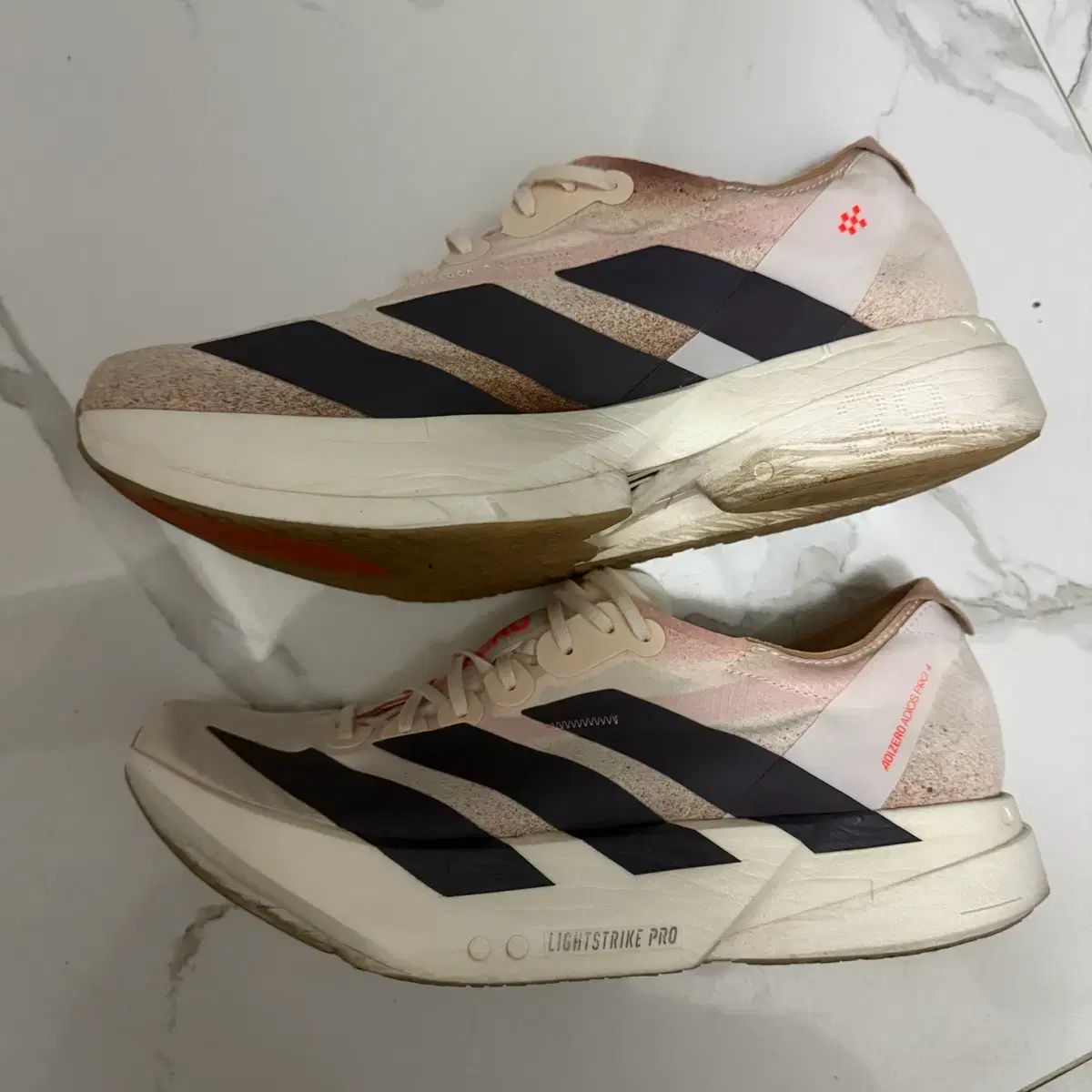 285 アディダス アディゼロ アディオス プロ 4 チョーク 白 グレー ストラタ