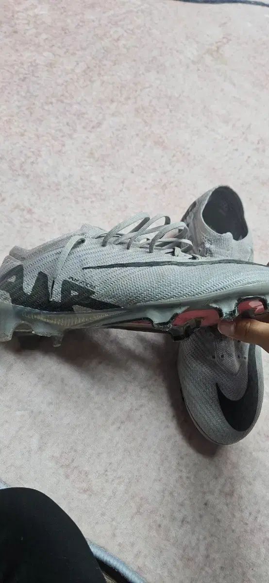 マーキュリアル グレー