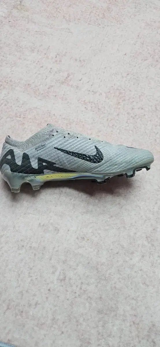 マーキュリアル グレー