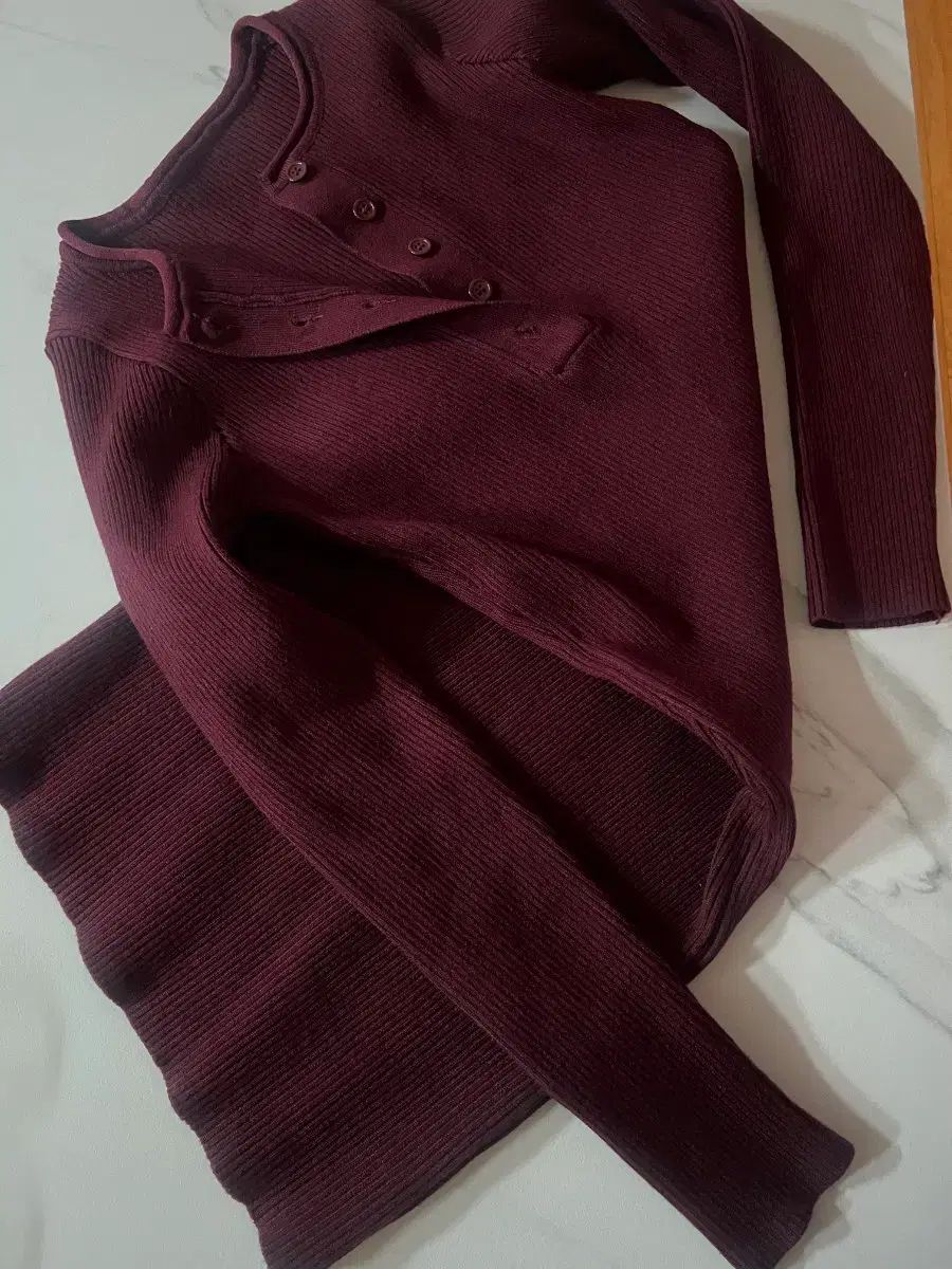 ワイン色 ゴージ ボタン 長袖Tシャツ