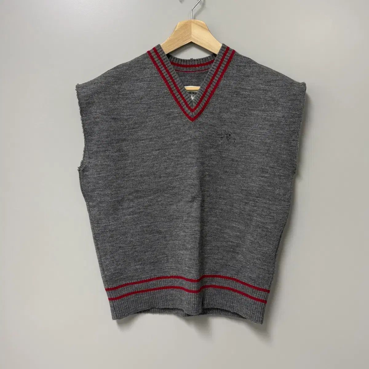 メゾンマルジェラ ダメージ ニット ベスト - メルカリ