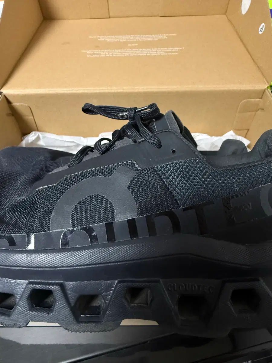 オン ランニング クラウドモンスター オール ブラック 255