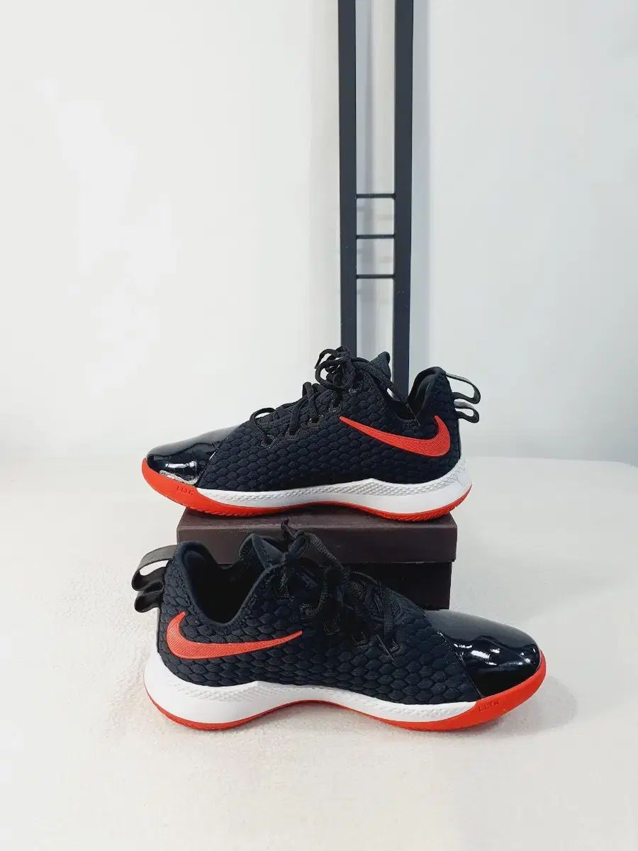 ナイキ レブロン ウィットネス3 ブラック 260