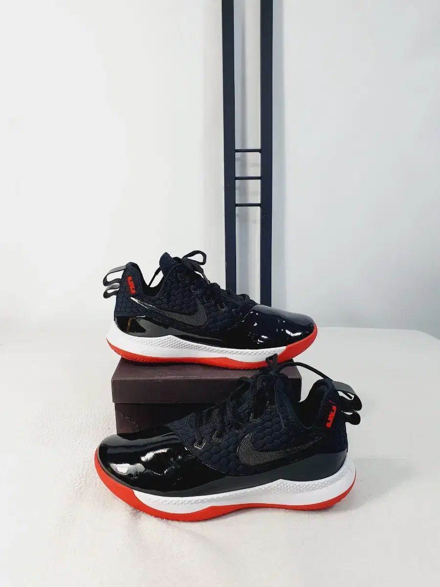 ナイキ レブロン ウィットネス3 ブラック 260