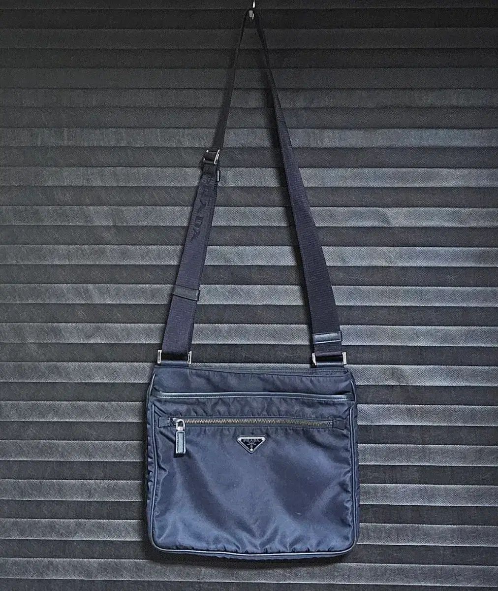 プラダ クロスバック ネイビー