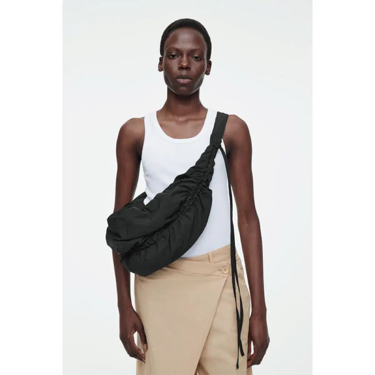 COS コス キャノピー ミニ クロスボディーバッグ ナイロン ブラック