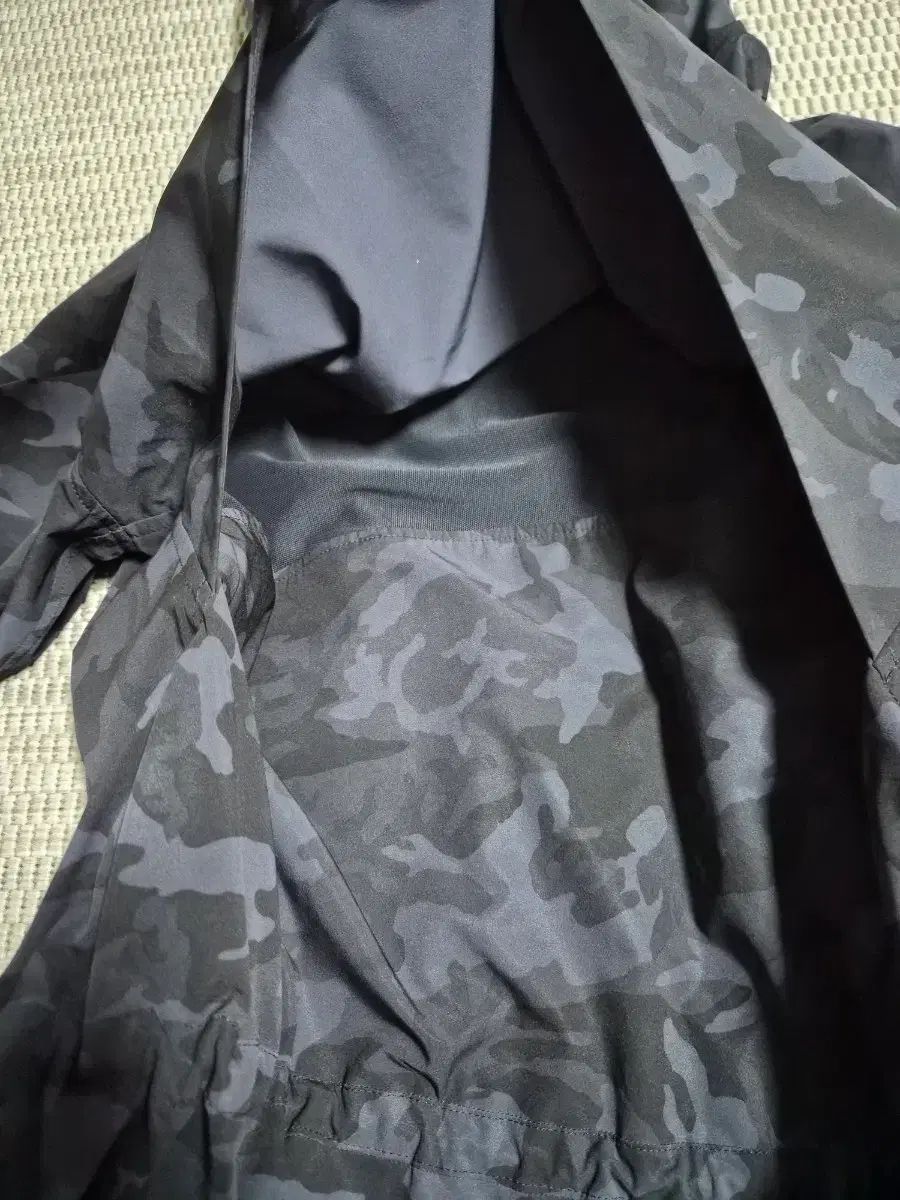 ルルレモン フードジップアップ