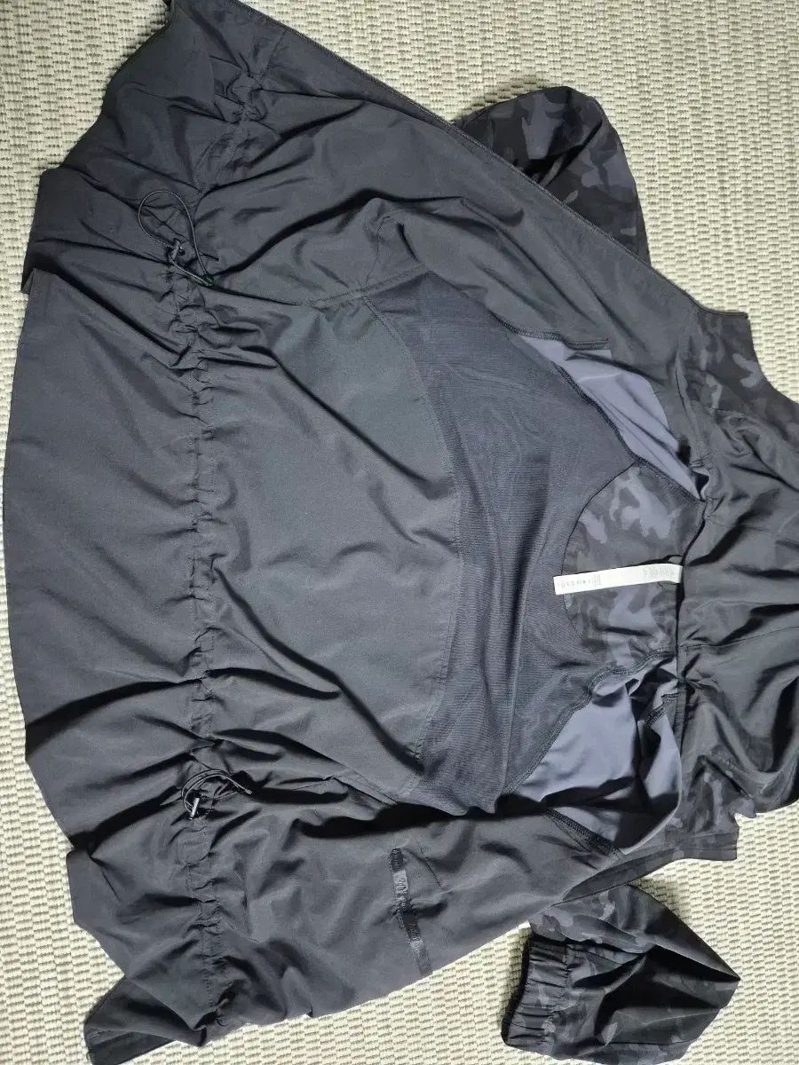 フードジップアップ ウィンドブレーカー