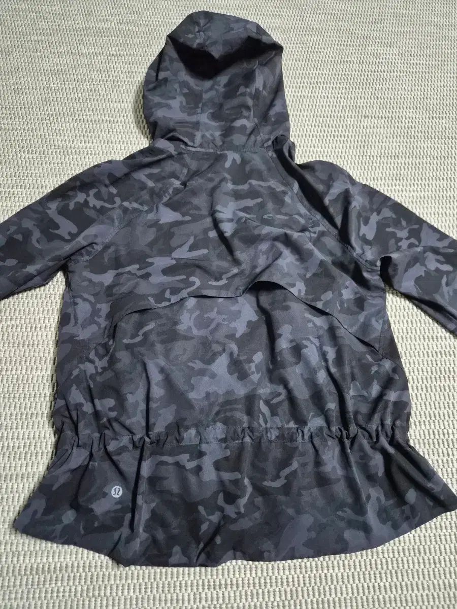 ルルレモン フードジップアップ