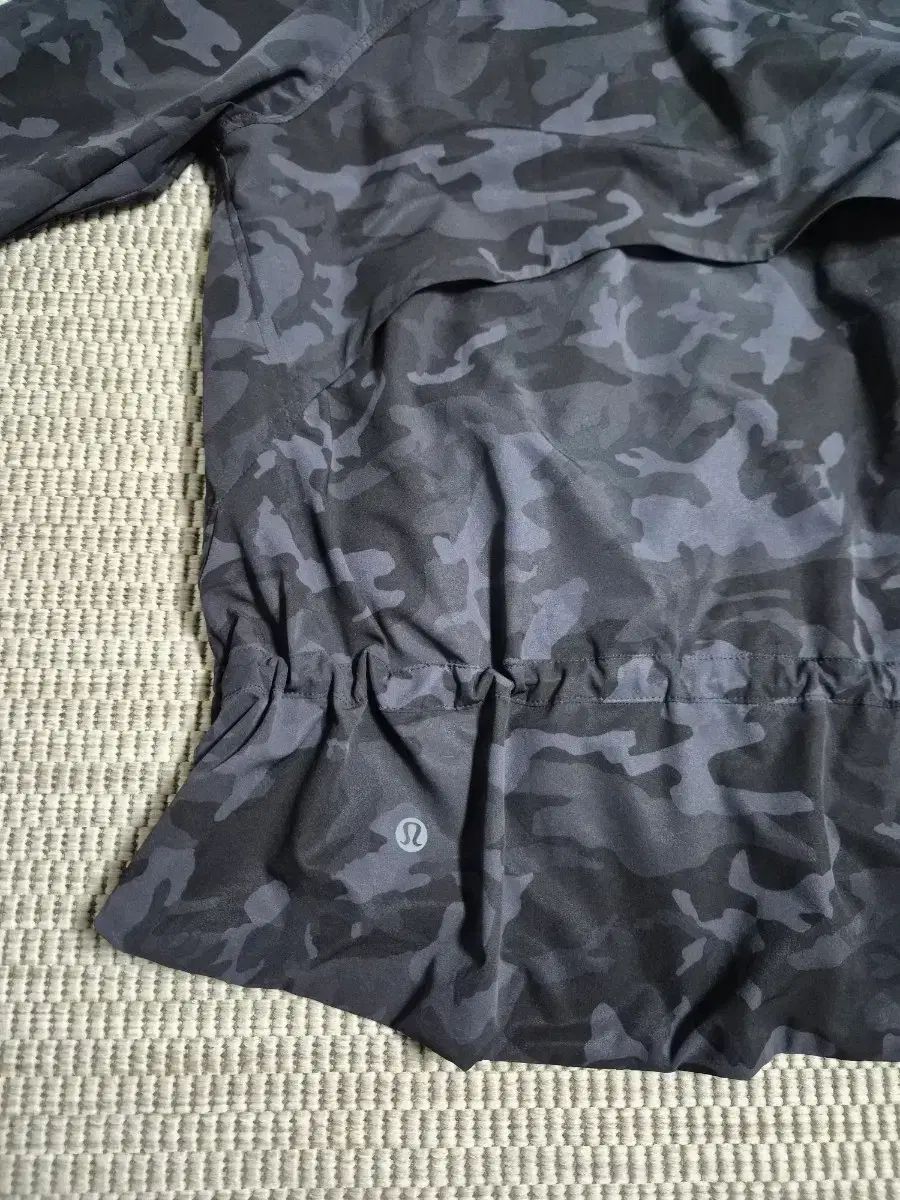 ルルレモン フードジップアップ ウィンドブレーカー