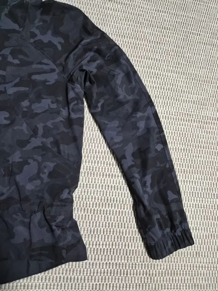 ルルレモン フードジップアップ