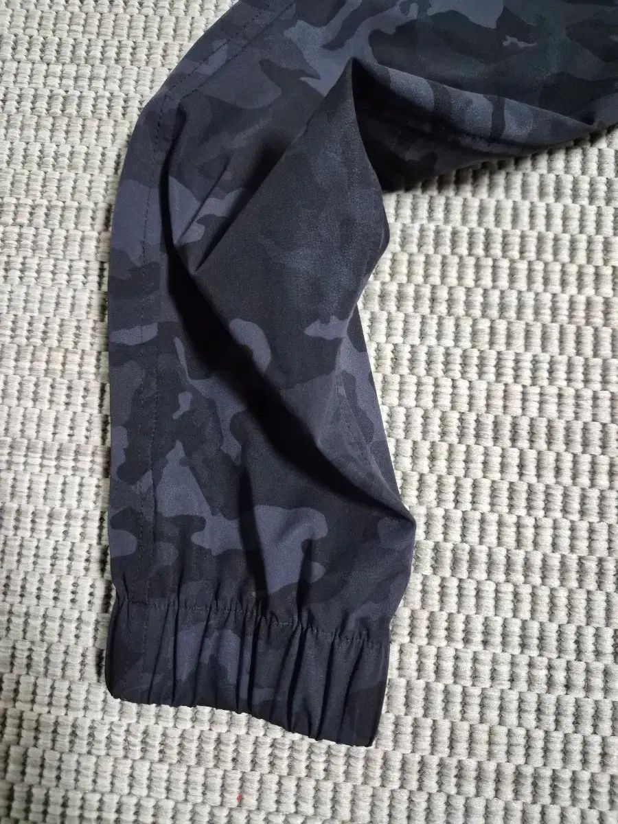 フードジップアップ ウィンドブレーカー