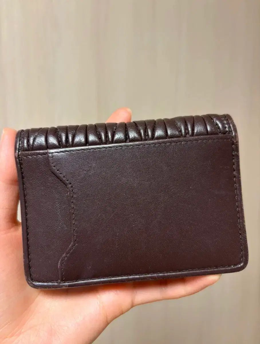 ミュウミュウ マテラッセ カードウォレット ブラウン