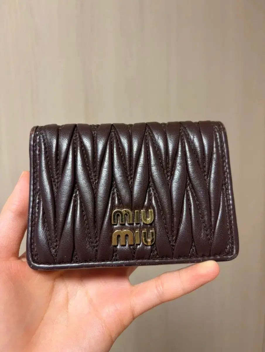 ミュウミュウ マテラッセ カードウォレット ブラウン