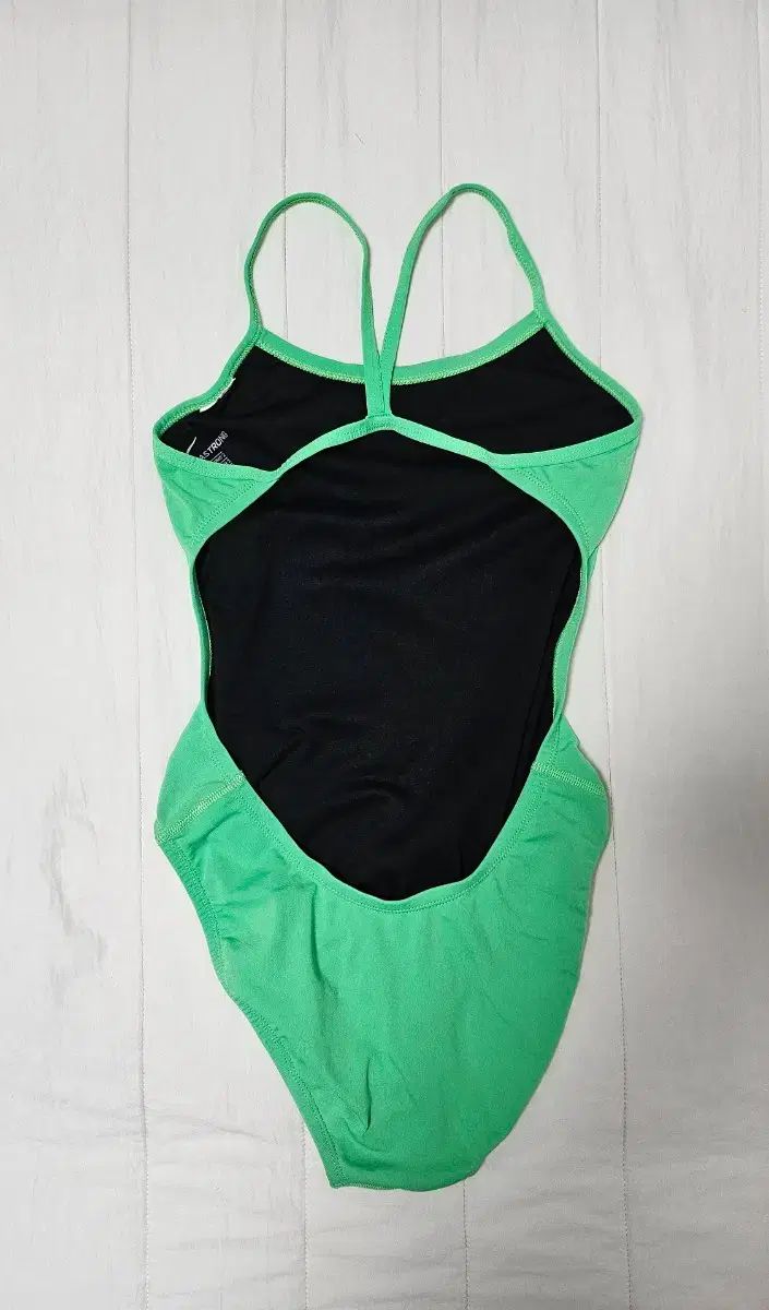 ナイキ カットアウト グリーンショック 28 黒裏地