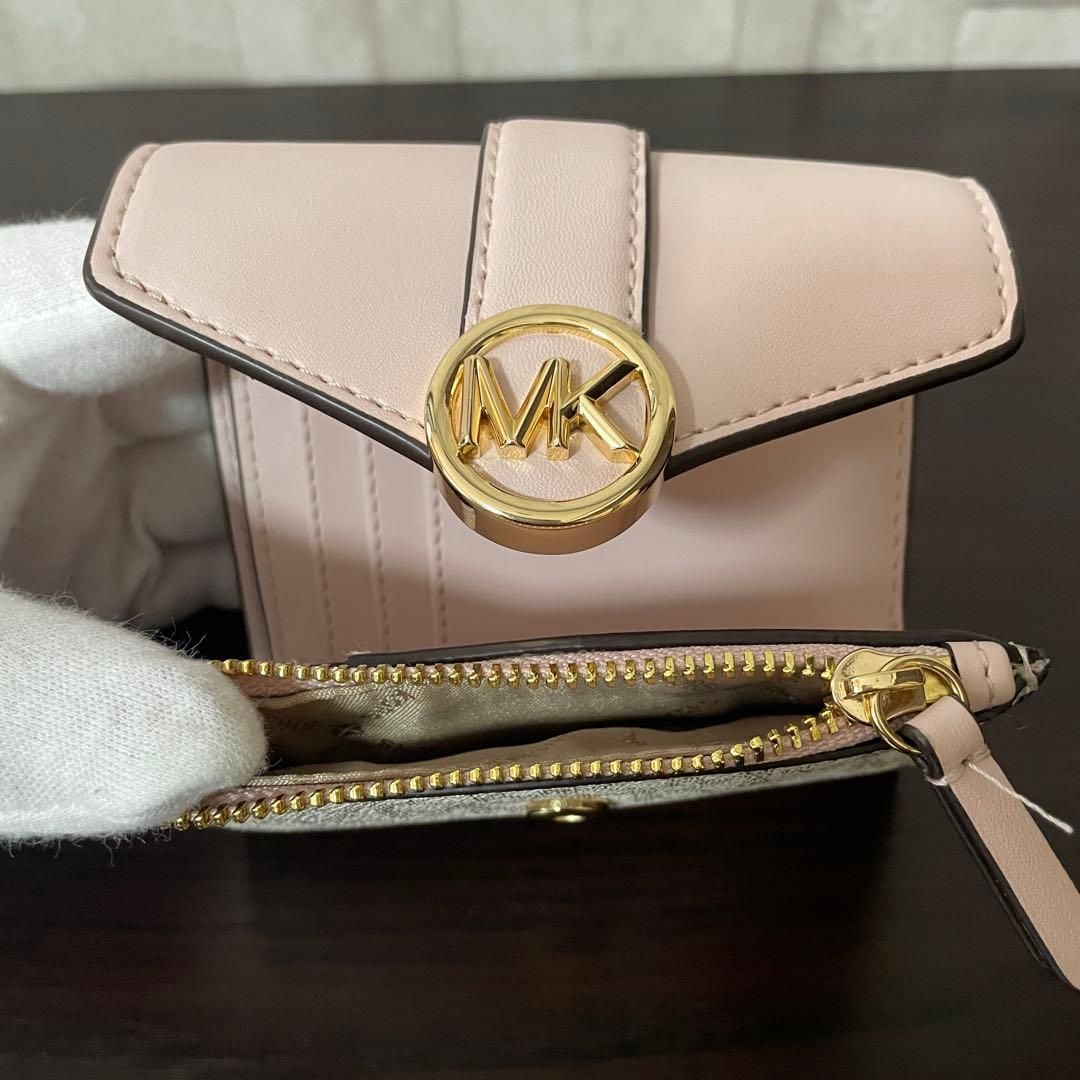 三つ折り財布 シグネチャー柄