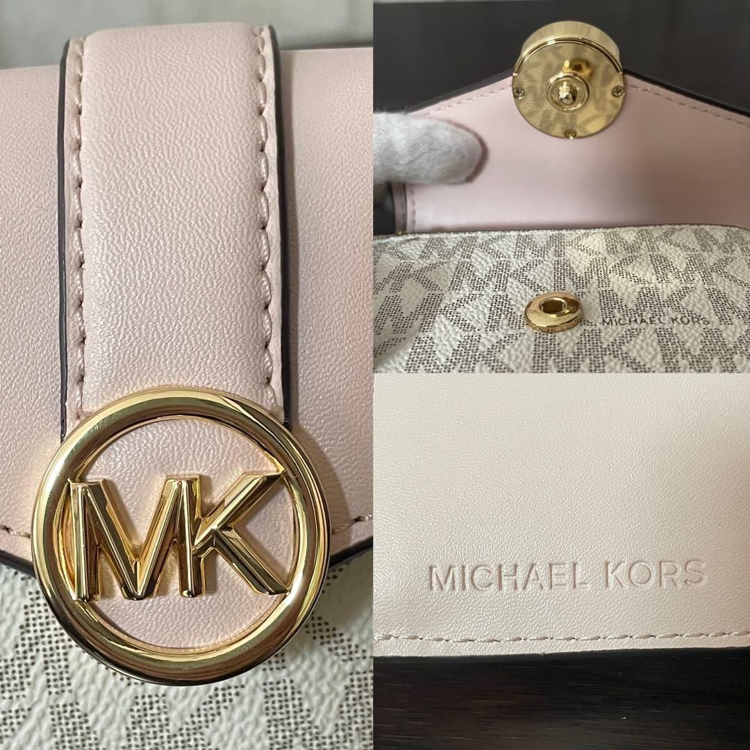 三つ折り財布 シグネチャー柄