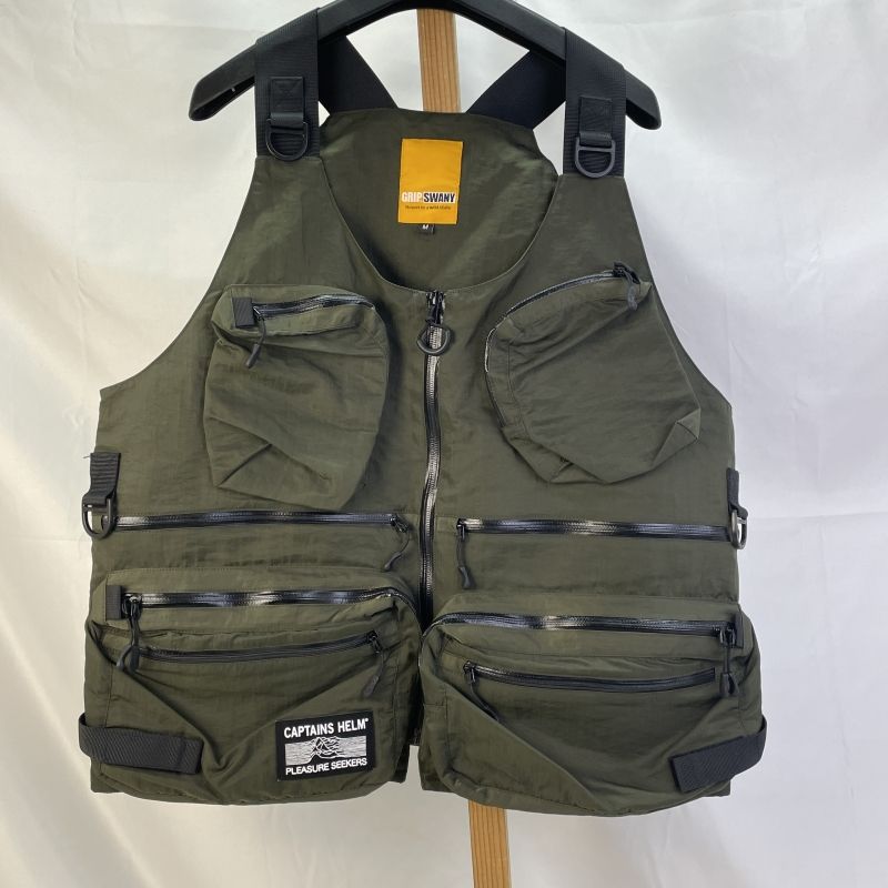 01 w 5959 GRIP SWANY CAPTAINS HELM グリップスワニー キャプテンズヘルム 撥水ユーティリティベスト フィッシング キャンプ向け カーキ サイズM メンズ アウター ナイロン 品
