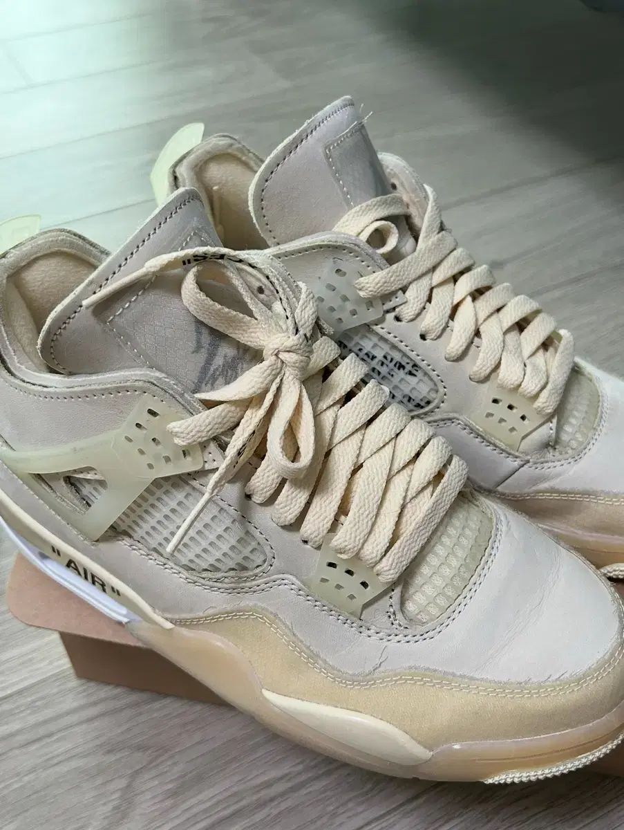 ナイキ エア ジョーダン 4 レトロ Off-White